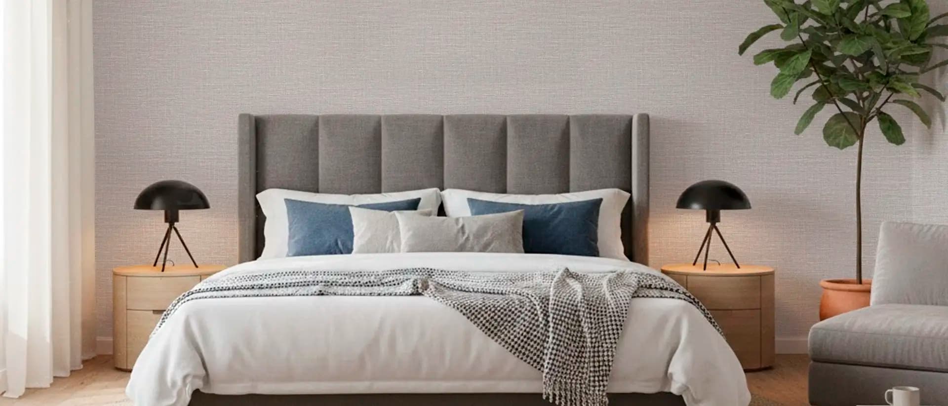 Ambiente moderno com papel de parede linho bege, móveis elegantes